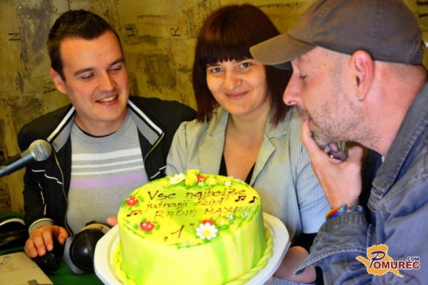 FOTO: Ekipa jutranjega programa Radia Maxi pred Pomaranča barom praznovala 1. rojstni dan